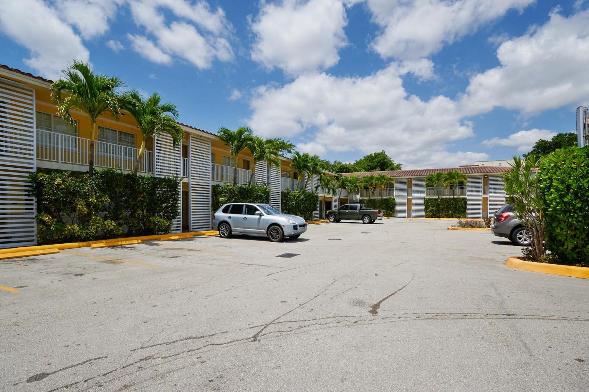 Oyo Hotel Coral Gables - Miami Airport Exterior foto